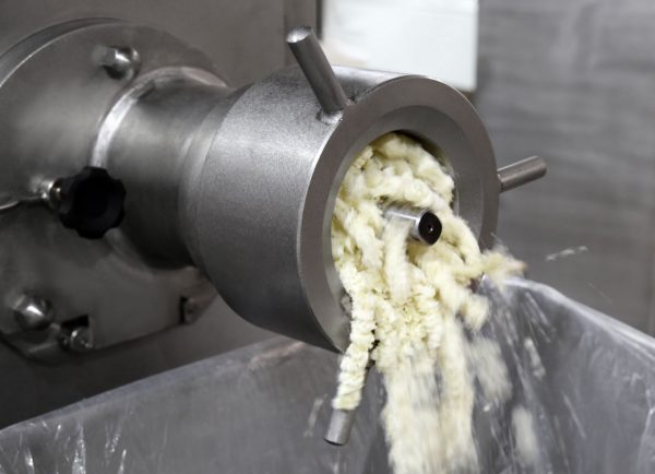 Измельчение сыра кольяты на волчке